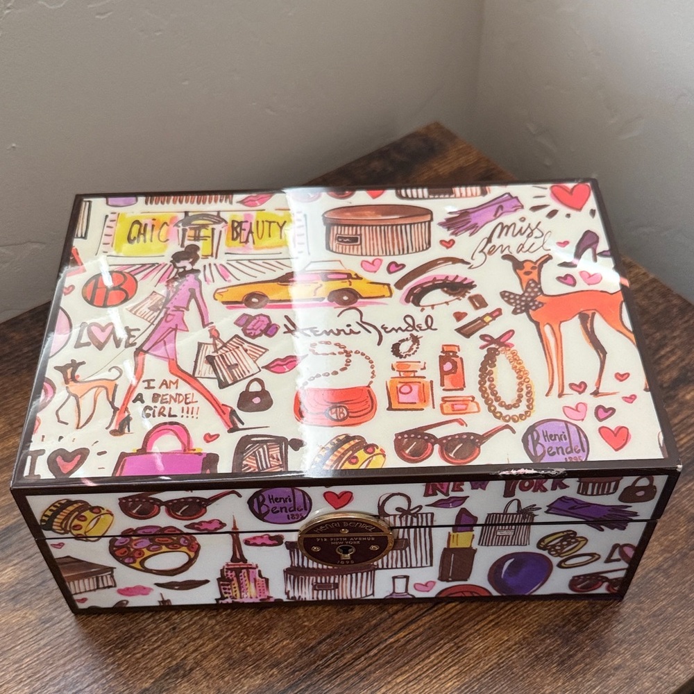 ♥️♥️ SOLD♥️♥️Henri Bendel Jewelry box